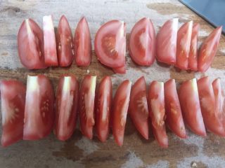 番茄小排土豆汤,番茄切块