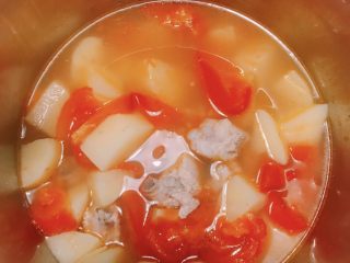 番茄小排土豆汤,煲好加入适量盐调味