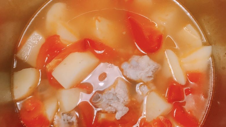 番茄小排土豆汤,煲好加入适量盐调味