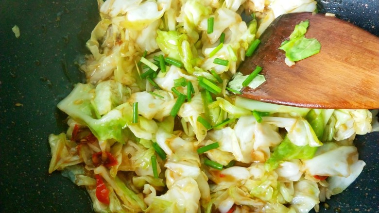 酸辣手撕包菜,放香葱翻炒均匀即可出锅。