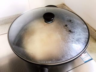 茭白泡椒炒鸡丝,盖上锅盖，转小火焖煮2分钟