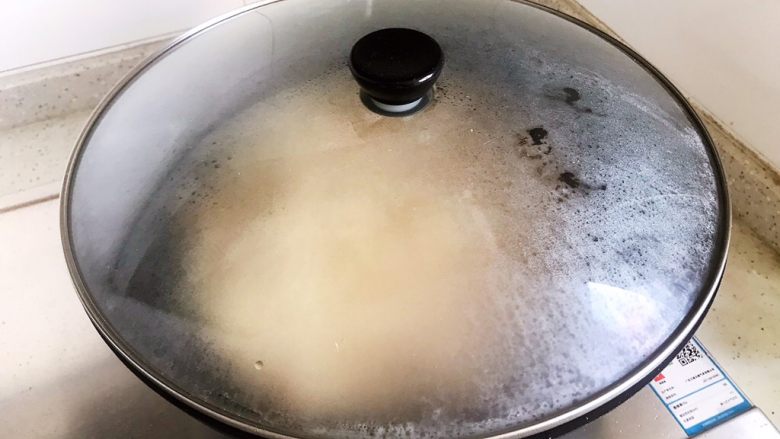 茭白泡椒炒鸡丝,盖上锅盖，转小火焖煮2分钟
