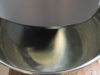 超软拉丝吐司【一次发酵】,先低速后中速，揉面10-15分钟。
