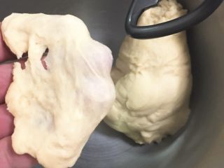 超软拉丝吐司【一次发酵】,面团光滑可以出初膜。