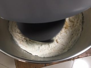 超软拉丝吐司【一次发酵】,先低速1分钟搅拌。