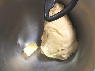 超软拉丝吐司【一次发酵】,加入黄油。