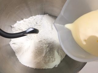 超软拉丝吐司【一次发酵】,牛奶鸡蛋液倒入厨师机。