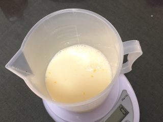 超软拉丝吐司【一次发酵】,鸡蛋加牛奶液体160克。