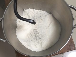 超软拉丝吐司【一次发酵】,高筋粉中埋入发酵粉，盐和细砂糖放表面。