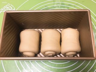 超软拉丝吐司【一次发酵】,依次放入吐司盒。