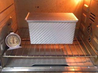 超软拉丝吐司【一次发酵】,发酵至九分满，盖上盖子，烤箱预热至190度，烤制40分钟。