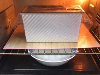 超软拉丝吐司【一次发酵】,烤箱发酵档，底部放一碗热水，发酵90分钟。