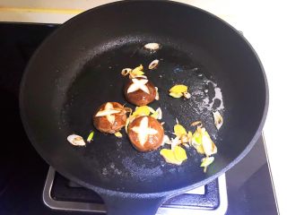 沙茶面,用锅里的底油煎制香菇，先煎整个的香菇，煎至两面焦黄