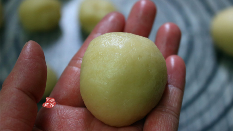 蛋黄酥,将油酥面团包起，捏紧封口，整成圆球状，并搓圆。