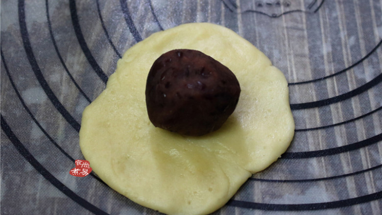 蛋黄酥,再将面团擀成边缘薄，中间厚的圆饼，放入一颗红豆沙。