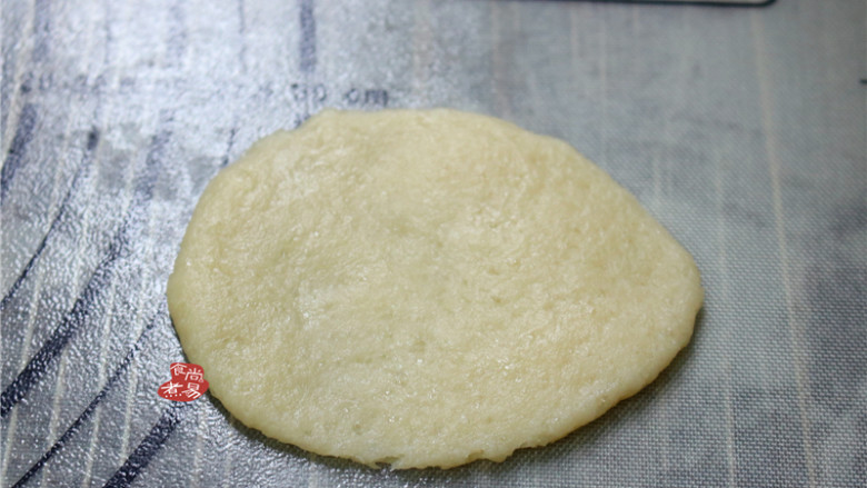 蛋黄酥,取一个水油面皮团，用擀面杖擀成四周薄，中间稍厚的饼皮。