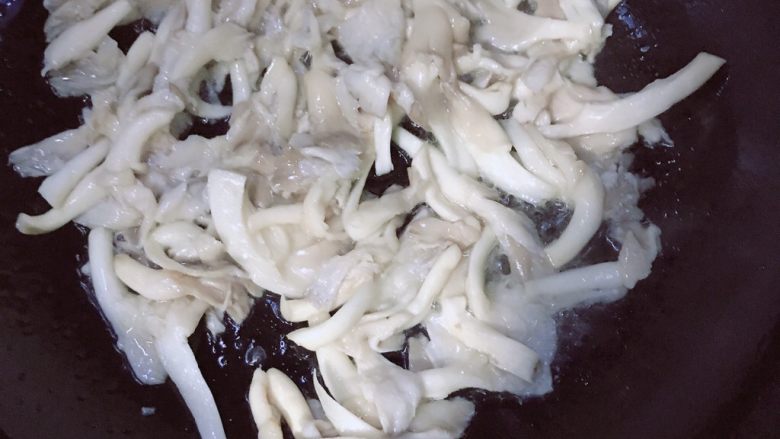 蘑菇蛋花汤,炒出水分