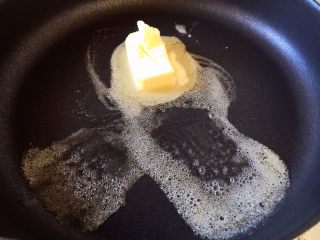 雪花酥,不粘锅用小火加热，放入软化的黄油