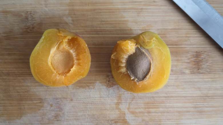 酸酸甜甜+开胃+冰糖杏,教你一个去杏核的方法：先洗净杏，用刀顺着杏的中心线圆周切一刀，然后用手一掰就分开了，有核的那一半用刀抠出来即可，很简单吧，这里我们先不着急去杏皮。