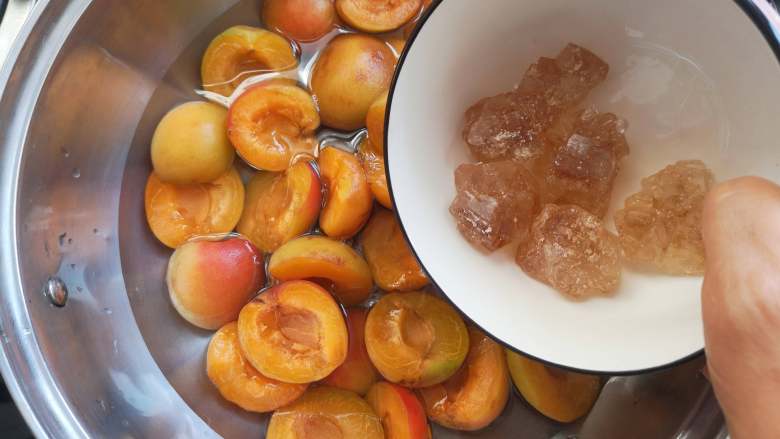 酸酸甜甜+开胃+冰糖杏,加入黄冰糖，开小火熬煮，冰糖溶化关火即可，杏的外表皮会自然发皱脱落。如果是熬杏酱，可以延长熬煮时间，把杏肉煮烂至粘稠状。