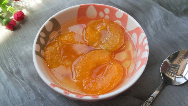 酸酸甜甜+开胃+冰糖杏,炎热的夏天，放在冰箱里凉一下，会更好吃哦。