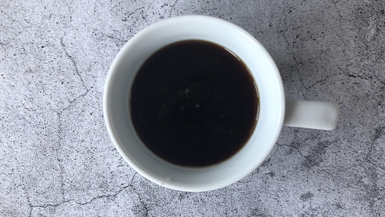 冰爽一夏——柠檬咖啡气泡水,2g速溶咖啡粉加100ml的饮用水冲一杯黑咖啡备用。