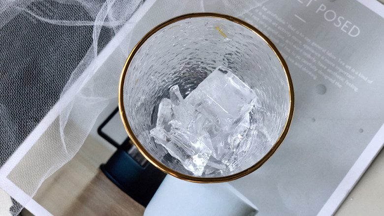 冰爽一夏——柠檬咖啡气泡水,先把冰块倒入高玻璃杯；