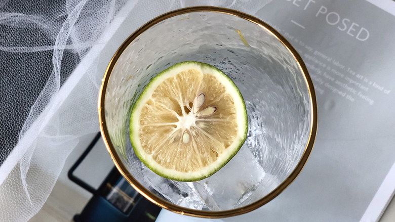 冰爽一夏——柠檬咖啡气泡水,柠檬可以稍微挤一下放入杯子里；