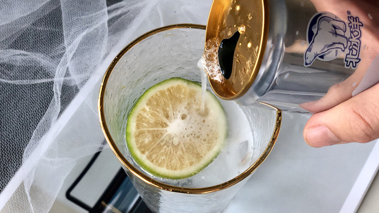 冰爽一夏——柠檬咖啡气泡水,倒入苏打水；