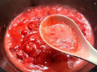 草莓酱,把熬制出来的浮沫用勺子捞掉，继续小火熬制。