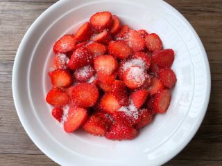 草莓酱,浸泡好清洗干净，切成小块，把草莓放入碗里，一层草莓一层白糖，外一层草莓一层白糖，直至全部放完，腌制2个小时至草莓出胶。
