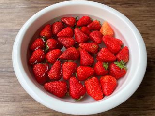 草莓酱,草莓清洗干净，放入大碗里，加入一勺盐，适量清水，浸泡30分钟。
