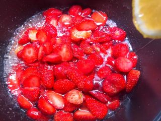 草莓酱,倒入腌制好的草莓，挤入半个柠檬汁，小火熬制。