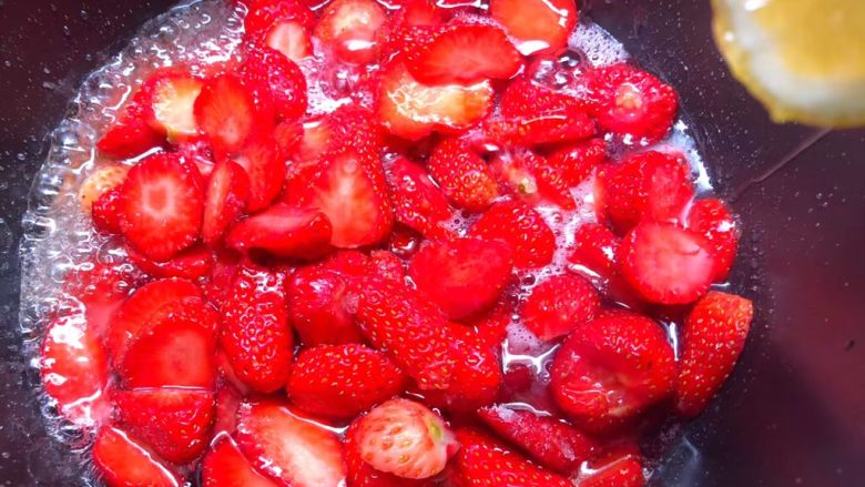 草莓酱,倒入腌制好的草莓，挤入半个<a style='color:red;display:inline-block;' href='/shicai/ 919'>柠檬汁</a>，小火熬制。