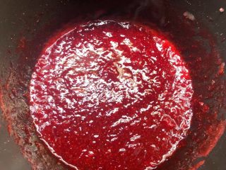 草莓酱,熬制水分完全蒸发掉，草莓酱呈透明状态即可关火。