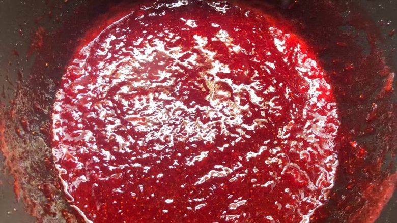 草莓酱,熬制水分完全蒸发掉，草莓酱呈透明状态即可关火。
