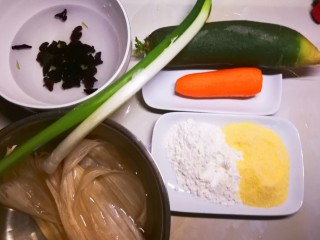 萝卜木耳玉米团子,食材准备好  萝卜可用青萝卜 胡萝卜 白萝卜都可以  这次用的青萝卜和胡萝卜