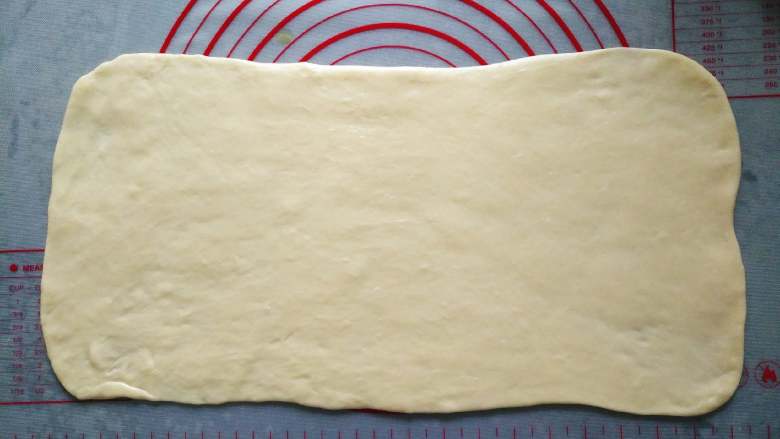椰蓉纸杯面包卷,将面团擀成长方形片状，尽量擀薄