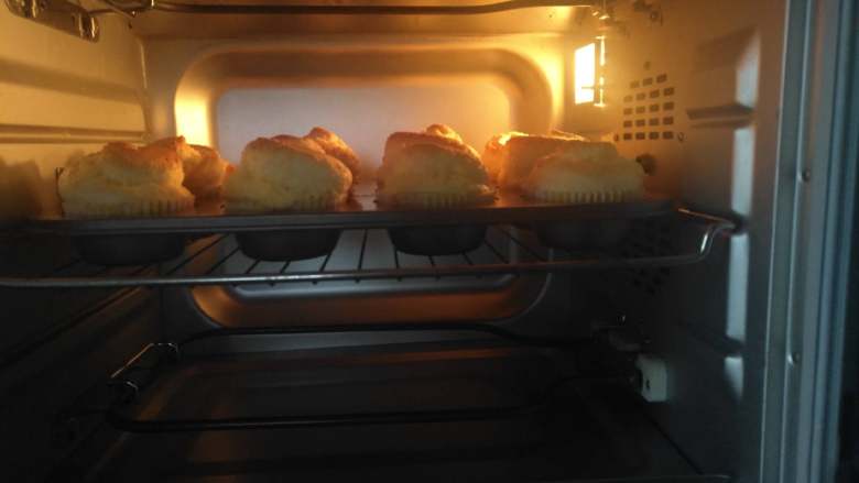 椰蓉纸杯面包卷,放入预热好的烤箱中层，上火160度下火150度20分钟