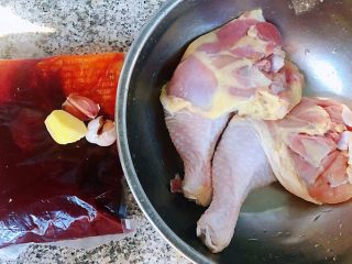 叉烧鸡腿串,准备原材料新鲜的鸡腿、叉烧酱、姜、蒜备用
