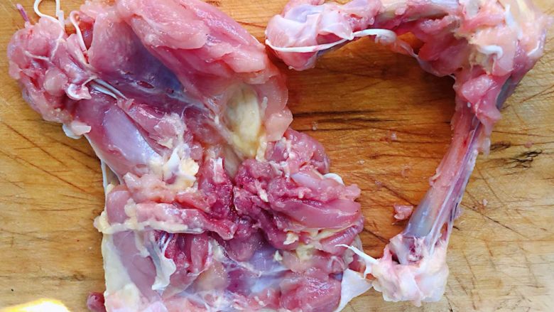 叉烧鸡腿串,鸡腿剔除中间的骨头用刀背拍松肉肉