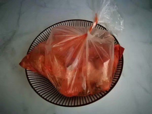 韩式泡菜风味烤翅根, 把鸡翅根洗净，用叉子扎几下，放入保鲜袋中，倒入搅拌好的腌肉料，打个结，用手抓匀，腌制4个小时以上。