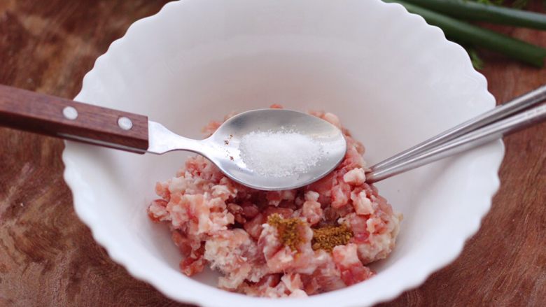 粉嫩茴香猪肉麦穗包,再根据个人口味，加入适量的盐。