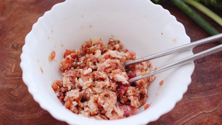 粉嫩茴香猪肉麦穗包,把猪肉馅和所有调料混合拌匀后。