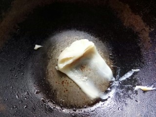 黑鱼三鲜煲,炒锅放猪油，开火融化。