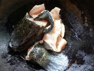 黑鱼三鲜煲,放黑鱼头尾和骨煎制。