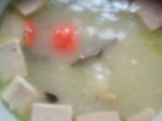 黑鱼三鲜煲,放入番茄片炖汤。