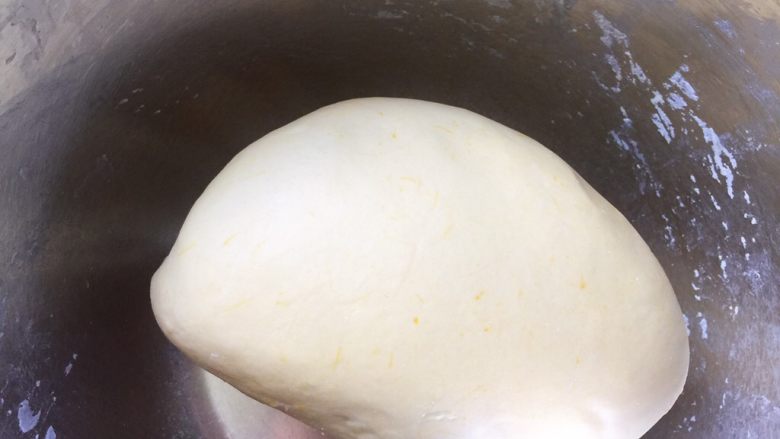 奶香南瓜蜜红豆馅发面饼,再揉成一个光滑的面团，放置醒发半小时左右。