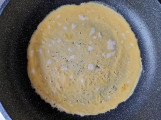 五彩拉皮,晃动锅子煎成蛋皮。