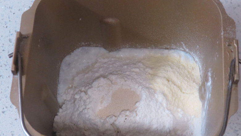 萌萌哒【椰浆砂糖小餐包】 ,面团材料除黄油外的所有材料，按先液体后粉类秩序放入面包机桶内，选择和面程序20分钟